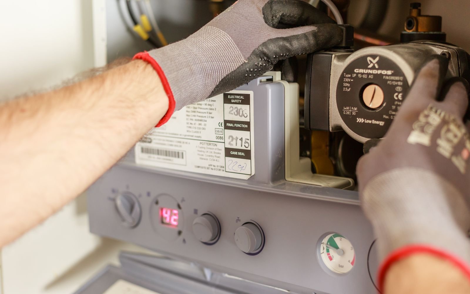 Technicien réglant un équipement de chauffage
