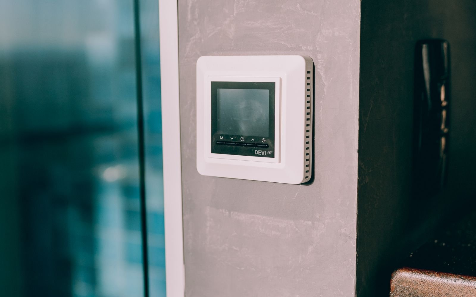 Thermostat connecté fixé sur un mur