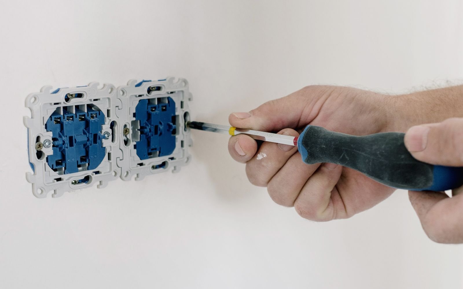 Pose d'un appareillage électrique sur un mur
