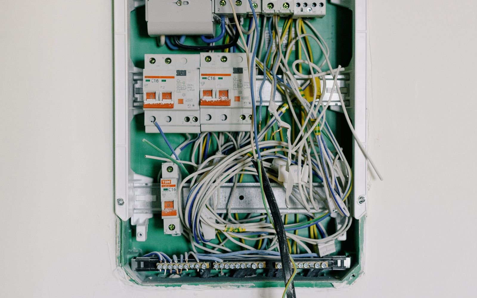Électricien intervenant sur un tableau électrique