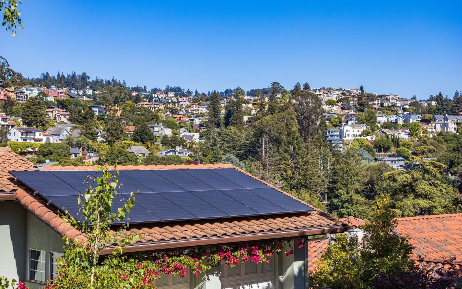 Maison équipée de panneaux solaires sous un ciel dégagé
