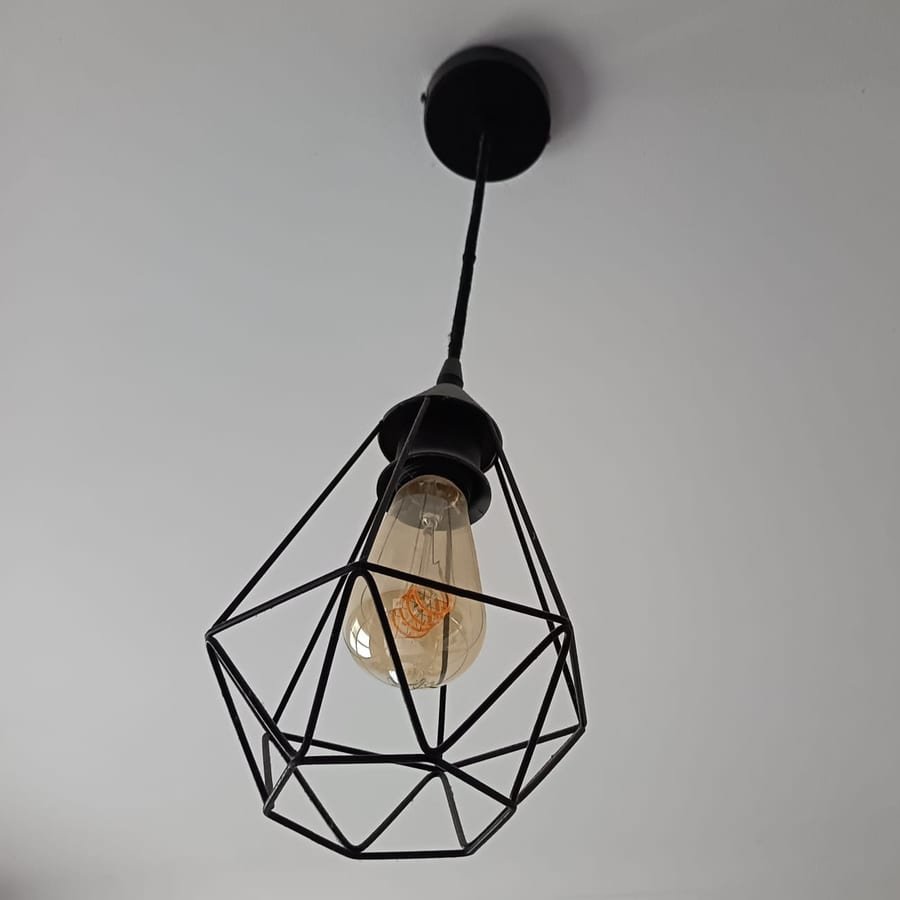 Suspension cage géométrique noire avec ampoule à filament