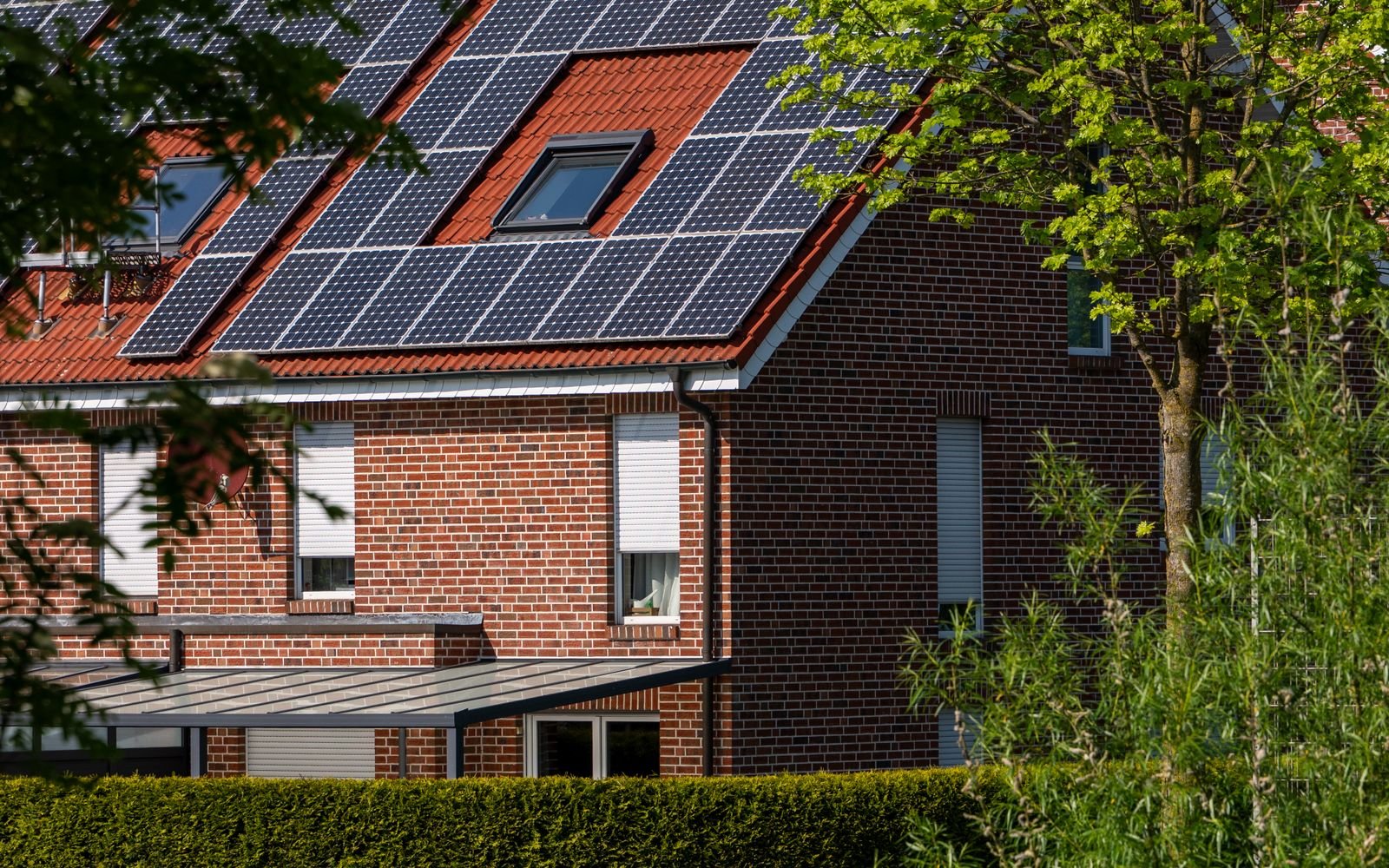 Maison individuelle équipée de panneaux solaires en zone résidentielle